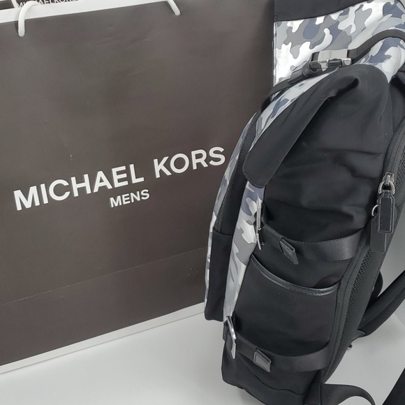 🆕️ Michael Kors Kent Rolltop Backpack Camo - Picture 3 of 7